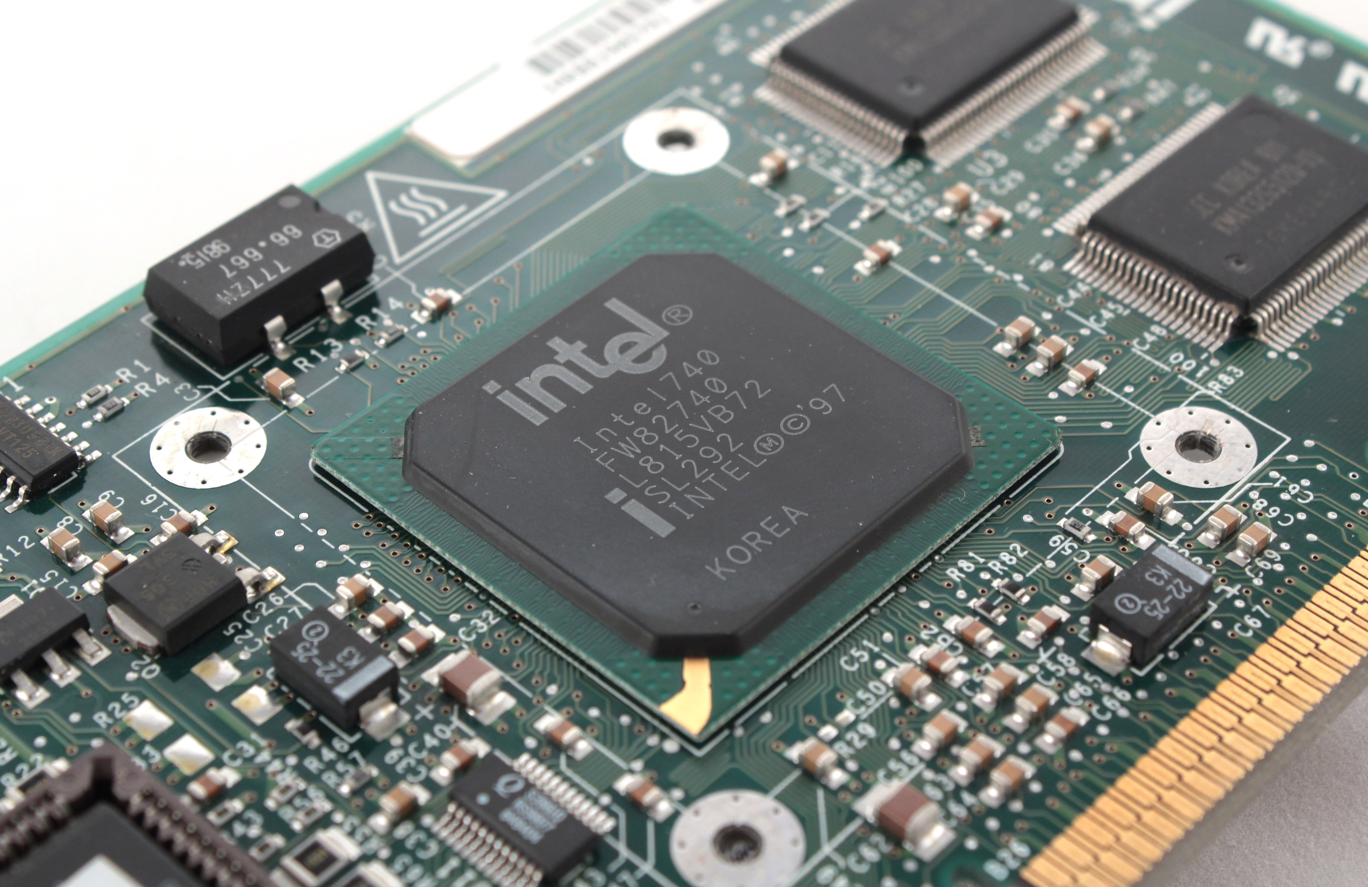 Память среднего компьютера. Intel i740 PCI. I740 видеочип. Чип i740 Intel. Графический процессор Intel 740.